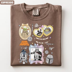 Puede incluir: Camiseta color espresso con personajes y elementos de Star Wars. El dise&ntilde;o incluye a Grogu, R2-D2, Stormtroopers y el logo de Star Wars. La camiseta tiene cuello redondo y una etiqueta Comfort Colors.