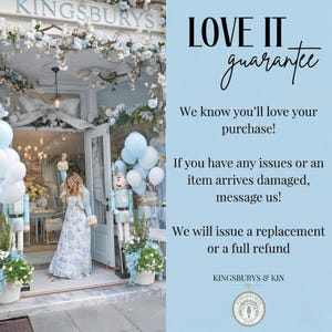 Op de afbeelding: Buitenkant van een winkel genaamd "KINGSBURYS" met bloemversieringen en ballonnen. De winkel toont een "LOVE IT guarantee" bericht. Een persoon staat in de deuropening. De inrichting van de winkel is overwegend blauw en wit.