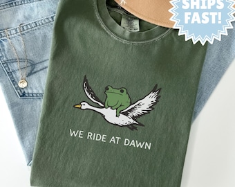 Komfort Farben Wir fahren bei Morgengrauen Frosch Shirt, trendiges lustiges DnD T-Shirt, Renaissance Faire Tee Geschenk für Sie und Ihn, wunderliches Gamer Grafik Top
