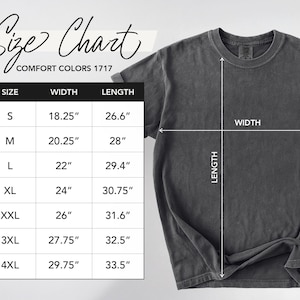 Puede incluir: Una camiseta gris oscuro Comfort Colors 1717 con una tabla de tallas. La tabla enumera las tallas S a 4XL, con las medidas de ancho y largo correspondientes en pulgadas. El ancho y el largo de la camiseta se indican con flechas.
