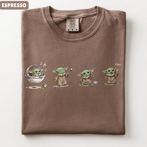 Comfort Colors Grogu-skjorta, Baby Yoda-t-shirt, Star Wars-grafikt-t-shirt, Mandalorian & Grogu-film-t-shirt, present till Star Wars-älskare bild 6