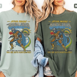 以下が含まれることがあります： ベイとモス色の2枚のTシャツ。スターウォーズマンダロリアンのグラフィックが特徴です。デザインにはマンダロリアン、グローグー、そして「マンダロリアンの道を一人で歩むことを選んだとき、あなたは両方ともハンターであり獲物である」というテキストが含まれています。