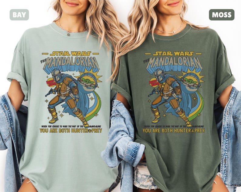 以下が含まれることがあります： ベイとモス色の2枚のTシャツ。スターウォーズマンダロリアンのグラフィックが特徴です。デザインにはマンダロリアン、グローグー、そして「マンダロリアンの道を一人で歩むことを選んだとき、あなたは両方ともハンターであり獲物である」というテキストが含まれています。