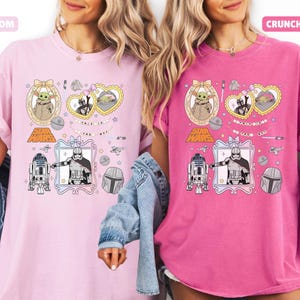 Puede incluir: Dos camisetas, una rosa claro y otra magenta, con dise&ntilde;os de Star Wars. Cada camiseta muestra im&aacute;genes enmarcadas de personajes como Grogu, R2-D2 y un Stormtrooper, junto con el logotipo de Star Wars y otros elementos tem&aacute;ticos.