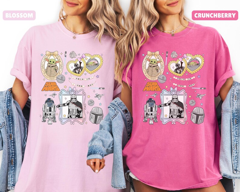 Puede incluir: Dos camisetas, una rosa claro y otra magenta, con dise&ntilde;os de Star Wars. Cada camiseta muestra im&aacute;genes enmarcadas de personajes como Grogu, R2-D2 y un Stormtrooper, junto con el logotipo de Star Wars y otros elementos tem&aacute;ticos.