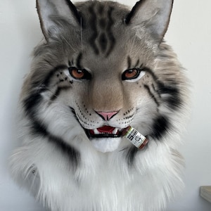 Op de afbeelding: Een set van drie keramische mokken met een gespikkelde, matte afwerking. De mokken zijn in tinten crème, lichtgrijs en donkergrijs. Elke mok heeft een eenvoudig, minimalistisch ontwerp, perfect voor koffie of thee.