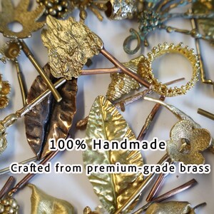 Puede incluir: Un surtido de art&iacute;culos decorativos de lat&oacute;n hechos a mano, que incluyen dise&ntilde;os de hojas y flores, con el texto "100% Handmade" y "Crafted from premium-grade brass". Los art&iacute;culos son en varios tonos de oro y bronce.