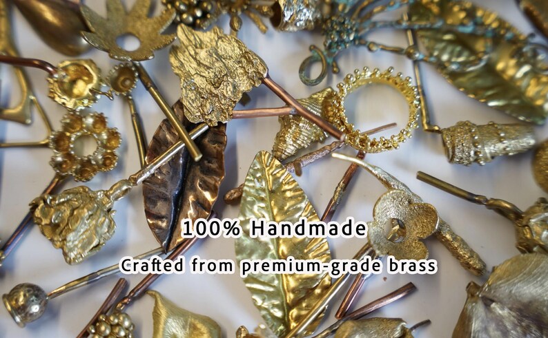 Puede incluir: Un surtido de art&iacute;culos decorativos de lat&oacute;n hechos a mano, que incluyen dise&ntilde;os de hojas y flores, con el texto "100% Handmade" y "Crafted from premium-grade brass". Los art&iacute;culos son en varios tonos de oro y bronce.