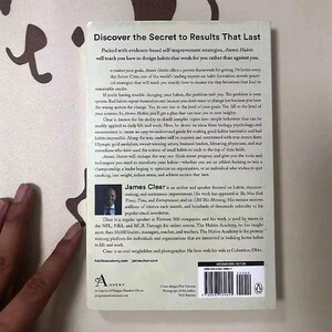 Peut inclure: Un livre intitul&eacute; "Discover the Secret to Results That Last" de James Clear. La couverture pr&eacute;sente des informations sur la formation des habitudes et les strat&eacute;gies d'auto-am&eacute;lioration. La quatri&egrave;me de couverture comprend une biographie de l'auteur et un ISBN.