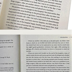 Peut inclure: Livre ouvert avec du texte sur les pages. Le texte d&eacute;crit une urgence m&eacute;dicale et des exp&eacute;riences familiales. Les pages sont blanc cass&eacute; avec du texte noir. Le livre est ouvert sur une double page.