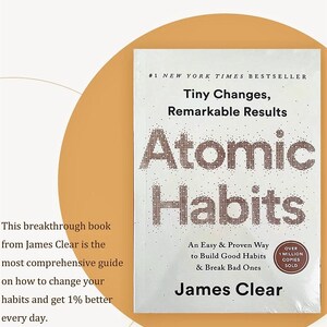 Peut inclure: Couverture du livre "Atomic Habits" de James Clear, best-seller du New York Times. Le titre est en grandes lettres pixelis&eacute;es, avec le sous-titre "Tiny Changes, Remarkable Results". Le livre promet une m&eacute;thode simple pour d&eacute;velopper de bonnes habitudes et briser les mauvaises.