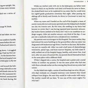 Peut inclure: Pages d'un livre ouvert avec du texte noir. Le texte d&eacute;crit une urgence m&eacute;dicale et des exp&eacute;riences familiales. Le texte est en police serif. La page est l&eacute;g&egrave;rement jaunie.