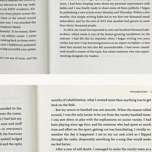 Peut inclure: Un livre ouvert avec du texte sur les pages. Le texte comprend le titre "HOW AND WHY I WROTE THIS BOOK" et "HOW I LEARNED ABOUT HABITS". Les pages sont visibles, avec le texte clairement imprim&eacute;.