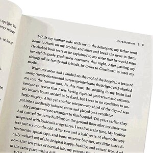Peut inclure: Livre ouvert avec du texte sur fond blanc. Le texte comprend le mot "Introduction" et le chiffre "3". Les pages sont l&eacute;g&egrave;rement jaunies. Le texte est en noir et facile &agrave; lire.