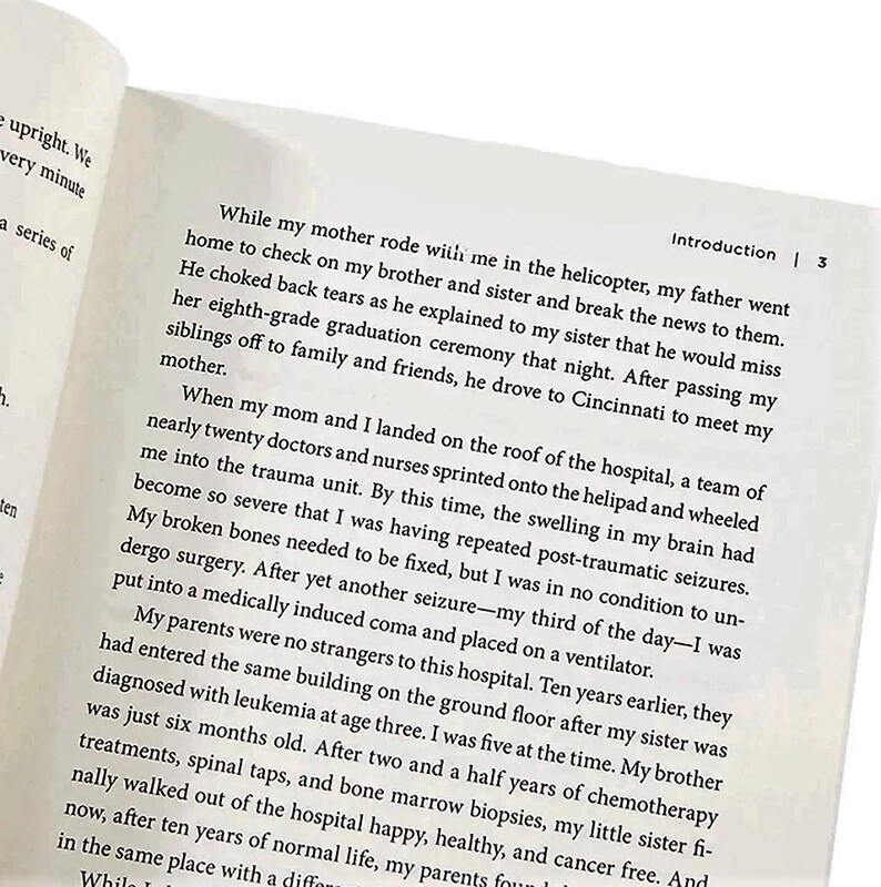 Peut inclure: Livre ouvert avec du texte sur fond blanc. Le texte comprend le mot "Introduction" et le chiffre "3". Les pages sont l&eacute;g&egrave;rement jaunies. Le texte est en noir et facile &agrave; lire.