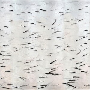 Könnte beinhalten: Ein großes Wandkunstwerk, das einen riesigen Schwarm kleiner, dunkler, schlanker Fische zeigt, die in verschiedene Richtungen über einen strukturierten, hellgrauen Hintergrund schwimmen. Die Komposition erzeugt Bewegung und Tiefe.