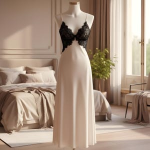 Puede incluir: Un vestido lencero de satén blanco con corpiño de encaje negro. El vestido se exhibe en un maniquí en un dormitorio. El vestido tiene tirantes finos y una falda fluida.