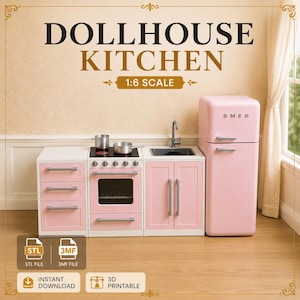 Könnte beinhalten: Ein Puppenhausküchen-Set im Maßstab 1:6 in Pastellrosa mit weißem Rand. Es umfasst einen Schrank mit drei Schubladen, einen Herd mit Backofen und zwei Töpfen, ein Spülbecken mit Wasserhahn und einen SMEG-Kühlschrank. Text: DOLLHOUSE KITCHEN 1:6 SCALE, STL, 3MF, INSTANT DOWNLOAD, 3D PRINTABLE.
