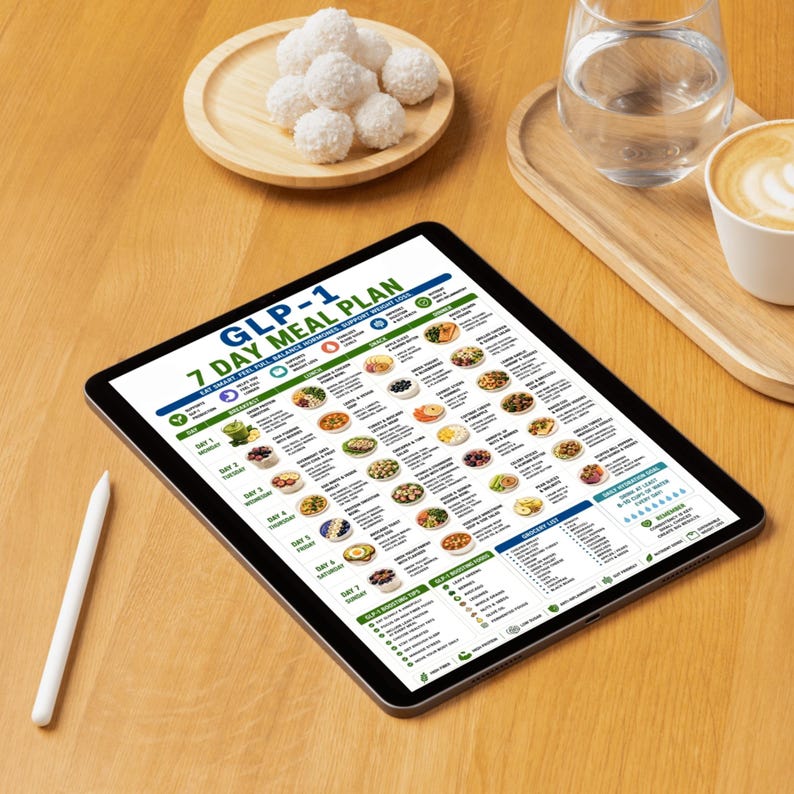 Puede incluir: Una tableta digital que muestra un plan de comidas de 7 d&iacute;as GLP-1 con un l&aacute;piz &oacute;ptico blanco al lado. La pantalla presenta un horario semanal estructurado de desayunos, almuerzos, meriendas y cenas, junto con una lista de la compra.