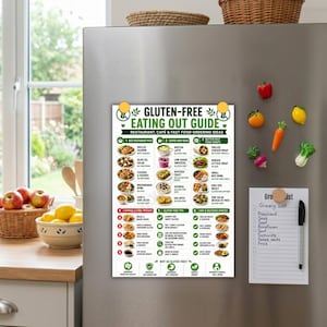 K&ouml;nnte beinhalten: Ein K&uuml;hlschrankmagnet mit einem "GLUTEN-FREE EATING OUT GUIDE" mit Restaurant- und Caf&eacute;-Bestellideen. Der Leitfaden enth&auml;lt Essensoptionen, Tipps und Symbole. Bunte Magnete und eine Einkaufsliste sind ebenfalls am K&uuml;hlschrank befestigt.
