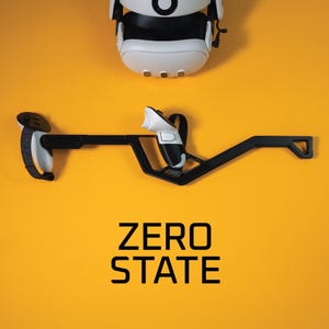 Puede incluir: Un casco de realidad virtual blanco y negro y un soporte negro para el controlador de realidad virtual se muestran sobre un fondo amarillo. El texto "ZERO STATE" está impreso en negro debajo del soporte del controlador.