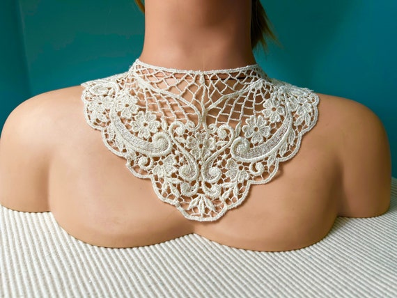 Vintage "LACE COLLAR"   Floral Ivory Color Appliq… - image 1