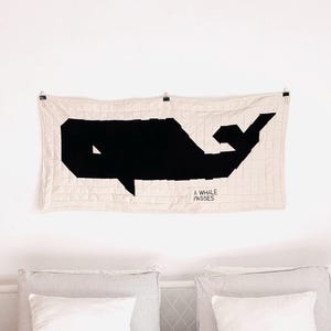 Walvismuurdecoratie textiel • Handgemaakte patchworkvezel • Minimalistische muurkunst