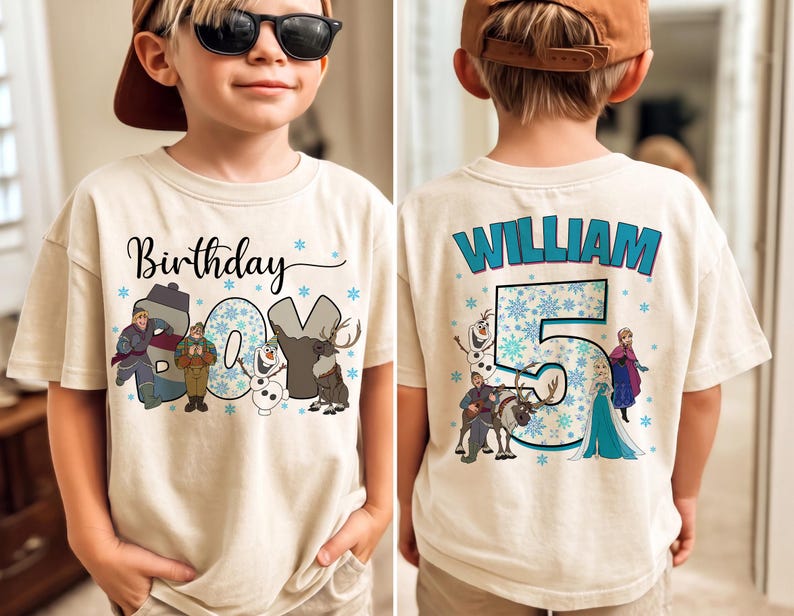 Puede incluir: Una camiseta beige de manga corta con un estampado gr&aacute;fico. El frente muestra el texto Birthday Boy con personajes de dibujos animados. La parte posterior presenta el nombre William sobre un n&uacute;mero 5 grande, rodeado de copos.