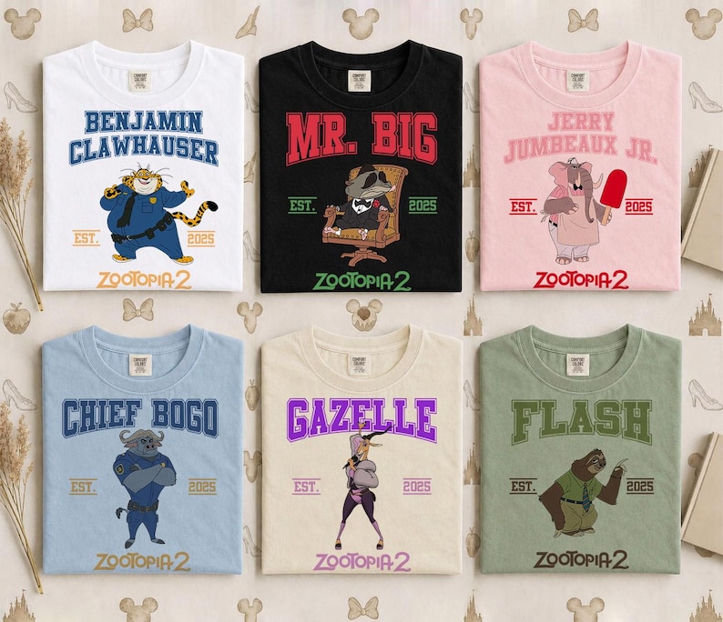 K&ouml;nnte beinhalten: Sechs T-Shirts mit Charakterdesigns aus Zootopia 2. Die Shirts sind wei&szlig;, schwarz, rosa, hellblau, beige und gr&uuml;n. Jedes Shirt zeigt eine andere Charaktergrafik und einen Namen, wie "Benjamin Clawhauser" und "Mr. Big."