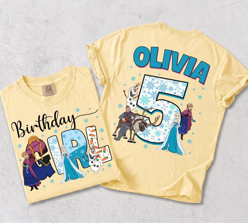Puede incluir: Dos camisetas de color amarillo p&aacute;lido con personajes de Frozen. Una muestra el texto Birthday GIRL con Anna, Elsa y Olaf. La otra muestra el nombre OLIVIA sobre un n&uacute;mero 5 grande, rodeado por Anna, Elsa, Kristoff, Sven y Olaf.