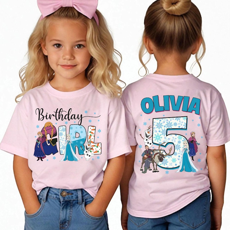 Puede incluir: Una camiseta de manga corta de color rosa claro con personajes de Frozen. El frente muestra el texto Birthday Girl con Anna, Elsa y Olaf. La parte posterior muestra el nombre Olivia, el n&uacute;mero 5 y personajes como Olaf, Sven y Elsa.