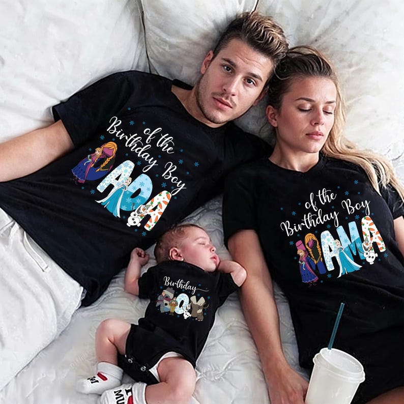 Puede incluir: Tres camisetas negras y un body de beb&eacute; con gr&aacute;ficos tem&aacute;ticos de Frozen. Las camisetas de adulto muestran el texto "of the Birthday Boy" sobre el nombre "PAPA" o "MAMA" con ilustraciones de personajes. El body de beb&eacute; incluye el texto "Birthday".