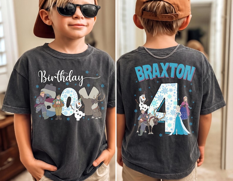 Puede incluir: Una camiseta gris carb&oacute;n de manga corta con un gr&aacute;fico frontal que incluye el texto Birthday Boy y personajes de Frozen. El gr&aacute;fico trasero muestra el nombre Braxton, el n&uacute;mero 4 y personajes de Frozen, decorados con copos de nieve azules.