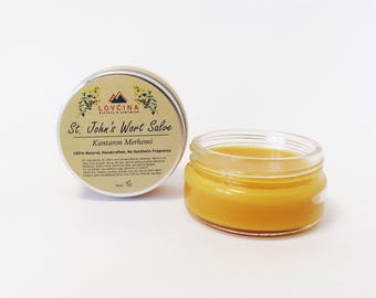 Ungüento de hipérico, bálsamo natural para la piel a base de hierbas y cera de abejas para un cuidado hidratante.