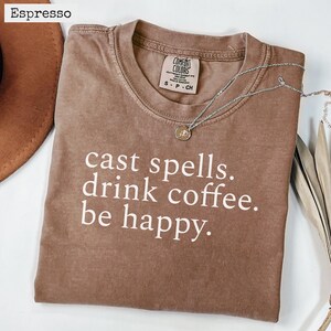 T-shirt med trollformler och kaffe, Halloween-häxa, tröja med läskiga säsonger, häxkaffe, höst-Halloween-gåva