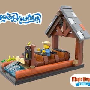 Puede incluir: Un modelo Lego en miniatura de la atracción Splash Mountain. El modelo presenta un barco de troncos con una figura de Lego que lleva un sombrero de vaquero. La atracción está bajo una estructura de madera con un techo gris. Las palabras "Splash Mountain" y "Magic Kingdom Series 3" son visibles.