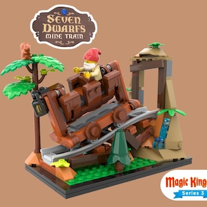 Op de afbeelding: Een miniatuurmodel van de Seven Dwarfs Mine Train-rit. De bruine treinwagon staat op een grijze baan, met een figuur met een rode hoed. De scène omvat een boom met een eekhoorn, een waterval en de tekst "Seven Dwarfs Mine Train" en "Magic Kingdom Series 3".