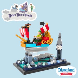 Peut inclure: Un ensemble Lego sur le thème de Peter Pan's Flight, comprenant un bateau pirate avec une voile rayée rouge et blanche, une figurine de Peter Pan et une tour de l'horloge Big Ben. L'ensemble est sur une base bleue avec le logo Disneyland Park.