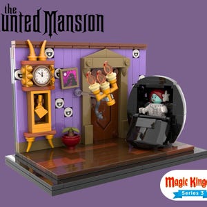 Pode incluir: Um modelo Lego da Mansão Assombrada, com um relógio, uma figura num Doom Buggy e um castiçal. A cena é montada contra uma parede roxa. O texto inclui "The Haunted Mansion" e "Magic Kingdom Series 3".