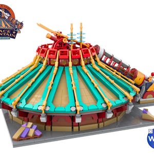 Può includere: Un modello Lego dettagliato di Space Mountain di Disneyland Paris. Il modello presenta una cupola rossa e verde acqua con accenti gialli, un razzo e il logo Space Mountain. Il modello poggia su una base grigia e include pezzi Lego aggiuntivi.
