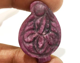 Rzeźba botaniczna z naturalnego rubinowego liścia, kamień szlachetny o masie 57,75 karatów (3 cm)