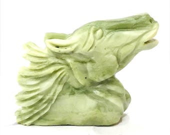 Rzeźba konia z naturalnego serpentynu, ręcznie rzeźbiona figurka zwierzęcia z kamienia szlachetnego (45 mm)