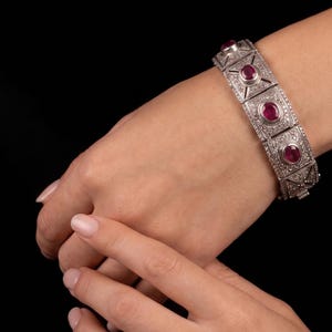 Bracciale vittoriano in oro 18 carati e argento con rubini e maglie vistose con diamanti naturali taglio rosa.