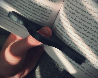 Hållare för tumblad (STL-fil) för 3D-utskrift, ergonomisk bokspridare, 3D-modell för läsare, digital nedladdning av enhandsläsverktyg
