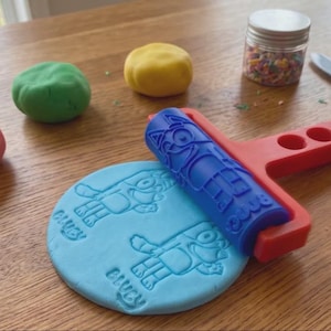 Bluey Play Dough Roller, Bluey Degstämpelverktyg, Modellera-roller för barn, Bluey födelsedagspresent, Kreativ sensorisk lekaktivitet för barn