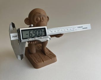 GripMonkey Desk Buddy STL-fil, 3D-utskriftshållare för söt apa, ledad skrivbordsleksak och prylställ, kreativ presentidé för skapare