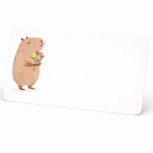 Puede incluir: Tarjeta blanca con esquinas redondeadas con un capibara de dibujos animados sosteniendo un ramo de flores de colores. El capibara es de color marrón claro y sonríe. La tarjeta está en blanco a la derecha.
