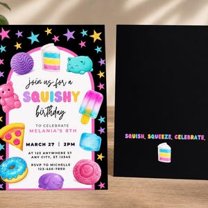Peut inclure: Une invitation d'anniversaire avec un fond noir, présentant des illustrations de jouets squishy colorés et du texte. Le recto a une bordure rose avec les mots "join us for a SQUISHY birthday" et les détails de l'événement. Le verso dit "SQUISH, SQUEEZE, CELEBRATE."
