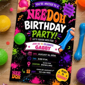 Peut inclure: Une invitation d'anniversaire rectangulaire sur fond noir avec des éclaboussures de peinture colorées. Le texte indique : YOU'RE INVITED TO A NEEDOH BIRTHDAY PARTY! LET'S SQUISH INTO FUN! JOIN US TO CELEBRATE GABBY, AUGUST 10, 2026, 2:00 P.M., DUCK PIN BOWLING.