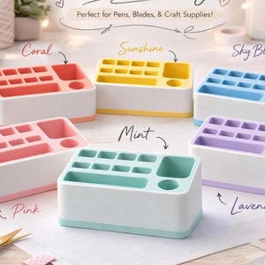 Puede incluir: Una colección de organizadores Mini Tool Caddy de colores coral, rosa, amarillo sol, azul cielo, menta y lavanda. Cada caddy tiene múltiples compartimentos para bolígrafos, cuchillas y suministros de manualidades. El texto "Mini Tool Caddy" está en la parte superior.